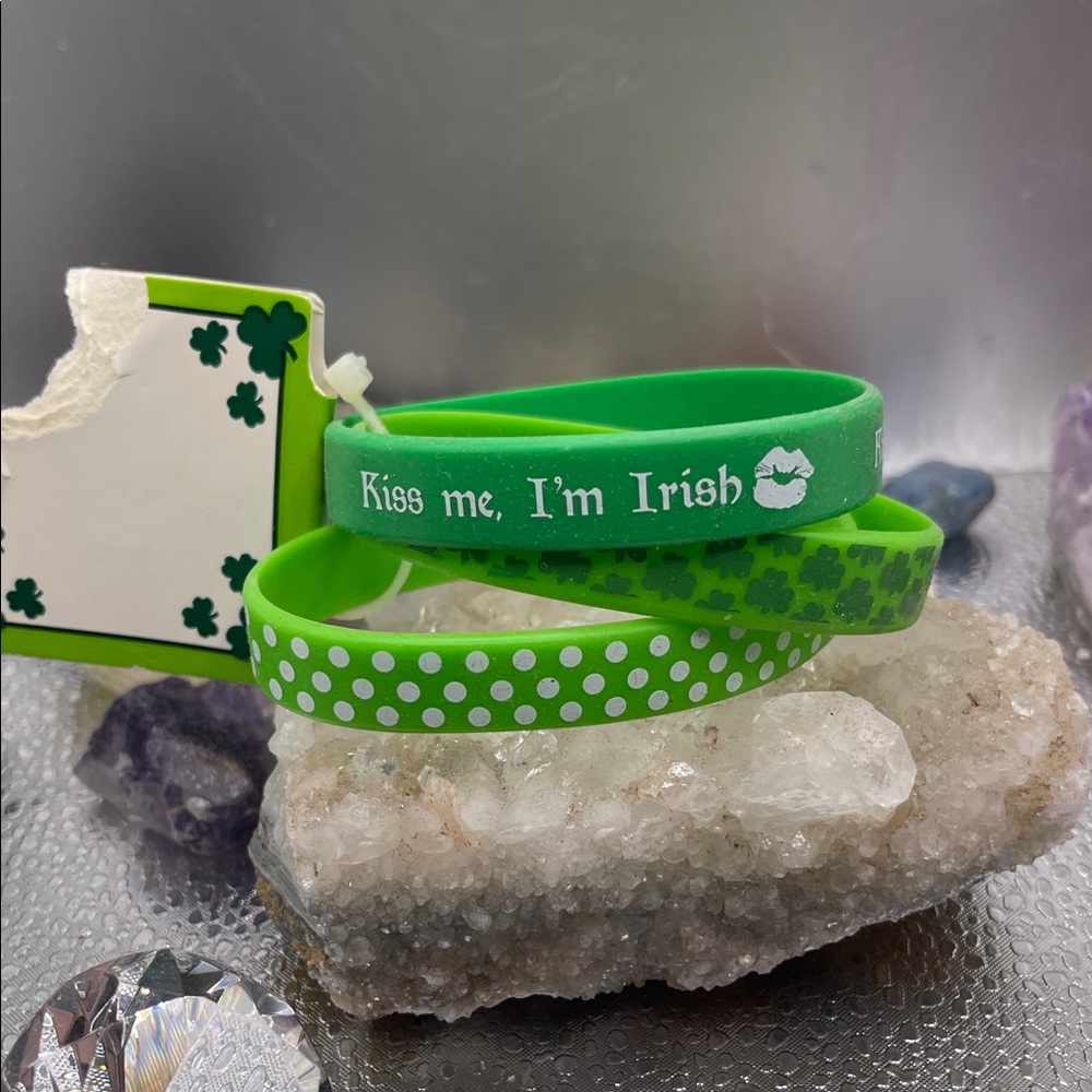 3.4.26-6 Green 'Kiss Me, I'm Irish' ☘️ Rubber Bracelets